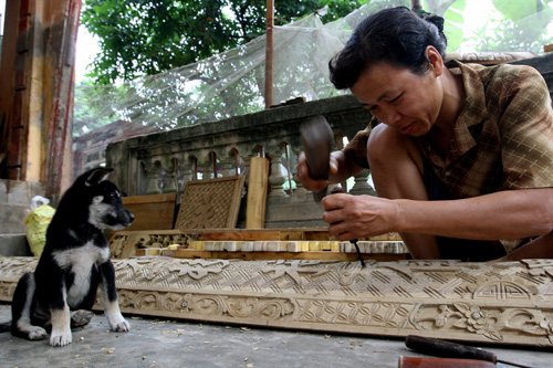 Những chị thợ mộc khéo léo với công việc đục đẽo, chạm trổ ở làng tạc tượng Võ Lăng (Thanh Oai, Hà Nội).